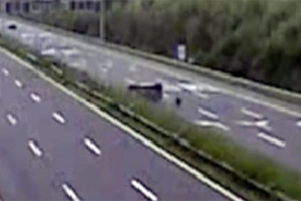 Videón, ahogy átrepült a túloldalra egy autó az M7-esen