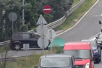 Nem elég, hogy visszafordult az M5-ösnél, közben a korlátnak is ötször nekiment