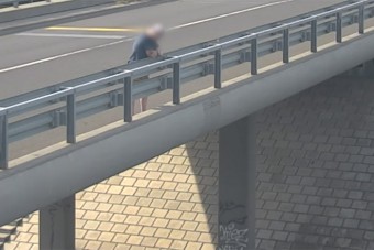 Az M0-s egyik felüljáróján sörözött egy dülöngélő férfi