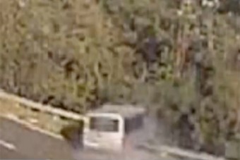 Lebontotta a szalagkorlátot, majd a fák között landolt egy kisbusz az M3-ason