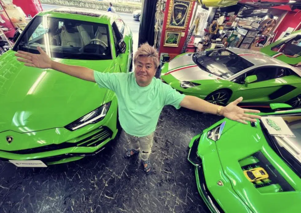 Milliónyi kristállyal feldobott gép a japán Lamborghini-pápa játékszere 1 | Vezess Milliónyi kristállyal feldobott gép a japán Lamborghini-pápa játékszere 1