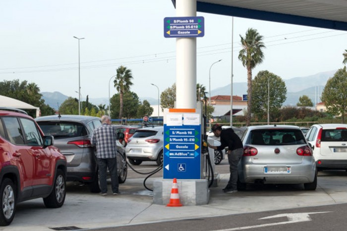 Drasztikus lépések az üzemanyag árával Franciaországban