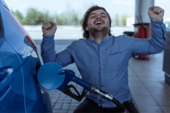 Ha kell, húszezreseket dugdosunk a tankba, csak menjen az autó