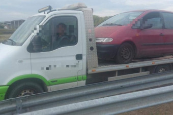 Szunyókáló férfit találtak egy tréleren szállított kocsiban az M6-oson