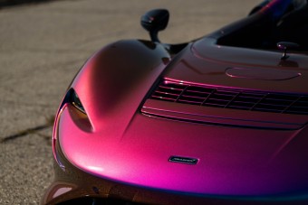 A lottóötösből futná egy ilyen színváltós sportkocsira