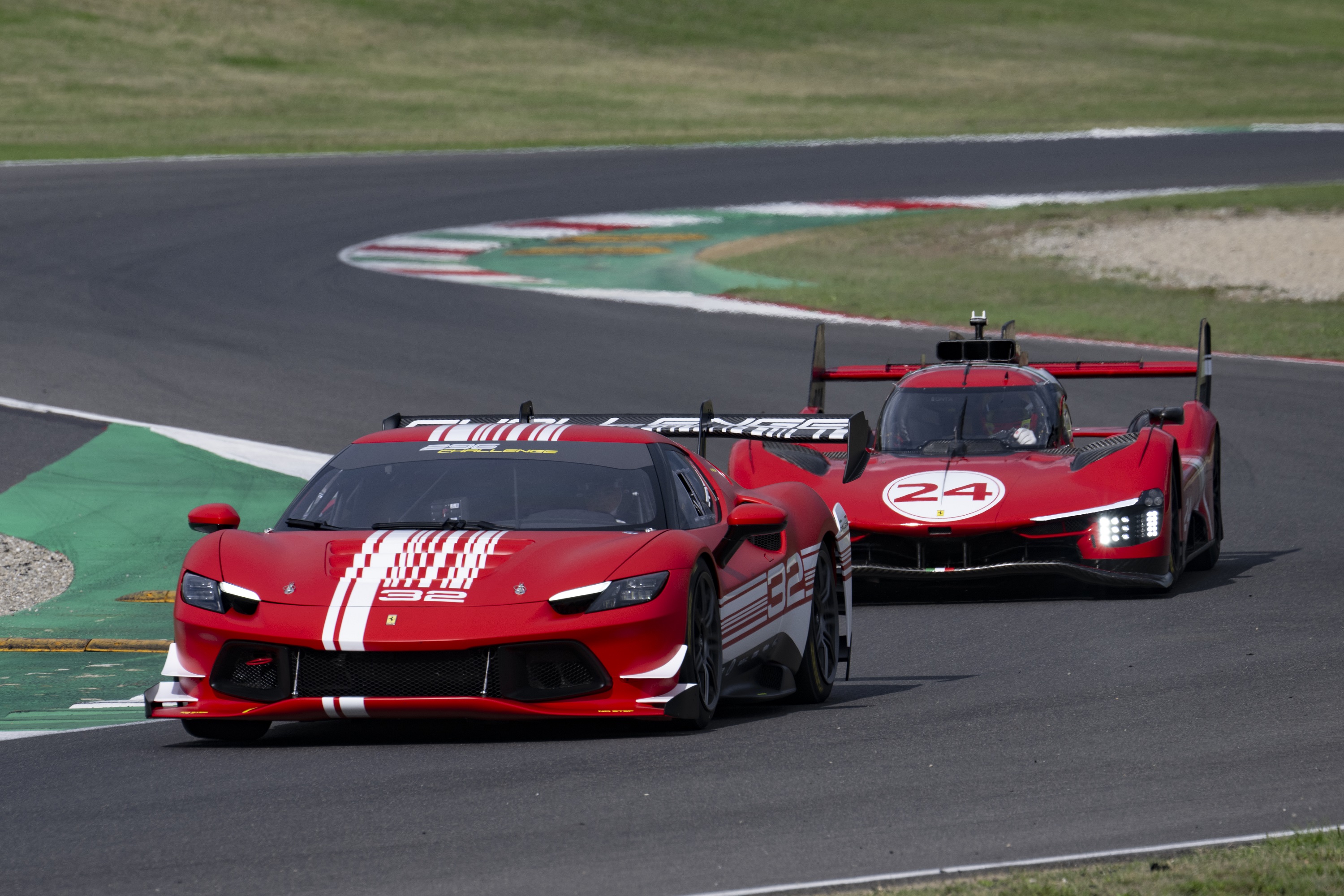 Elsők között kapnak a magyarok a legújabb Ferrarikból 104