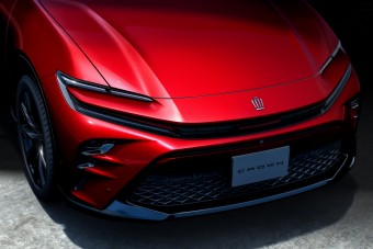 Szexi jelmezbe bújtattak egy Toyotát