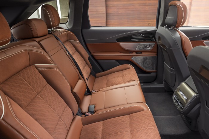 Pszichedelikus élményszoba, amely mellesleg autó is 6