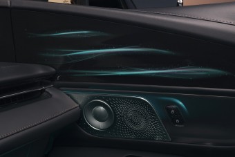 Pszichedelikus élményszoba, amely mellesleg autó is