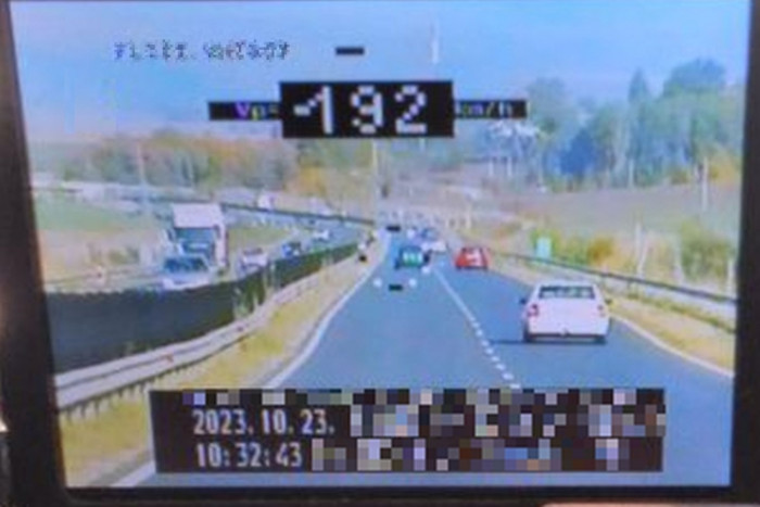 Majdnem 200-zal cikázott a 21-es úton, a rendőrök pont arra jártak 1