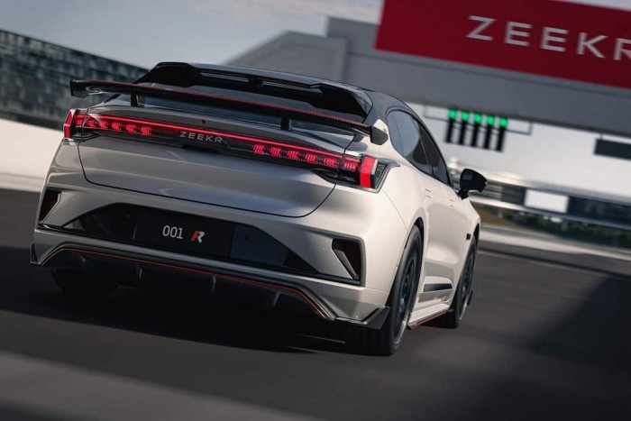 Tankfordulót is tud a kínai villanyautó, ami a Tesla Model S trónját szeretné 3