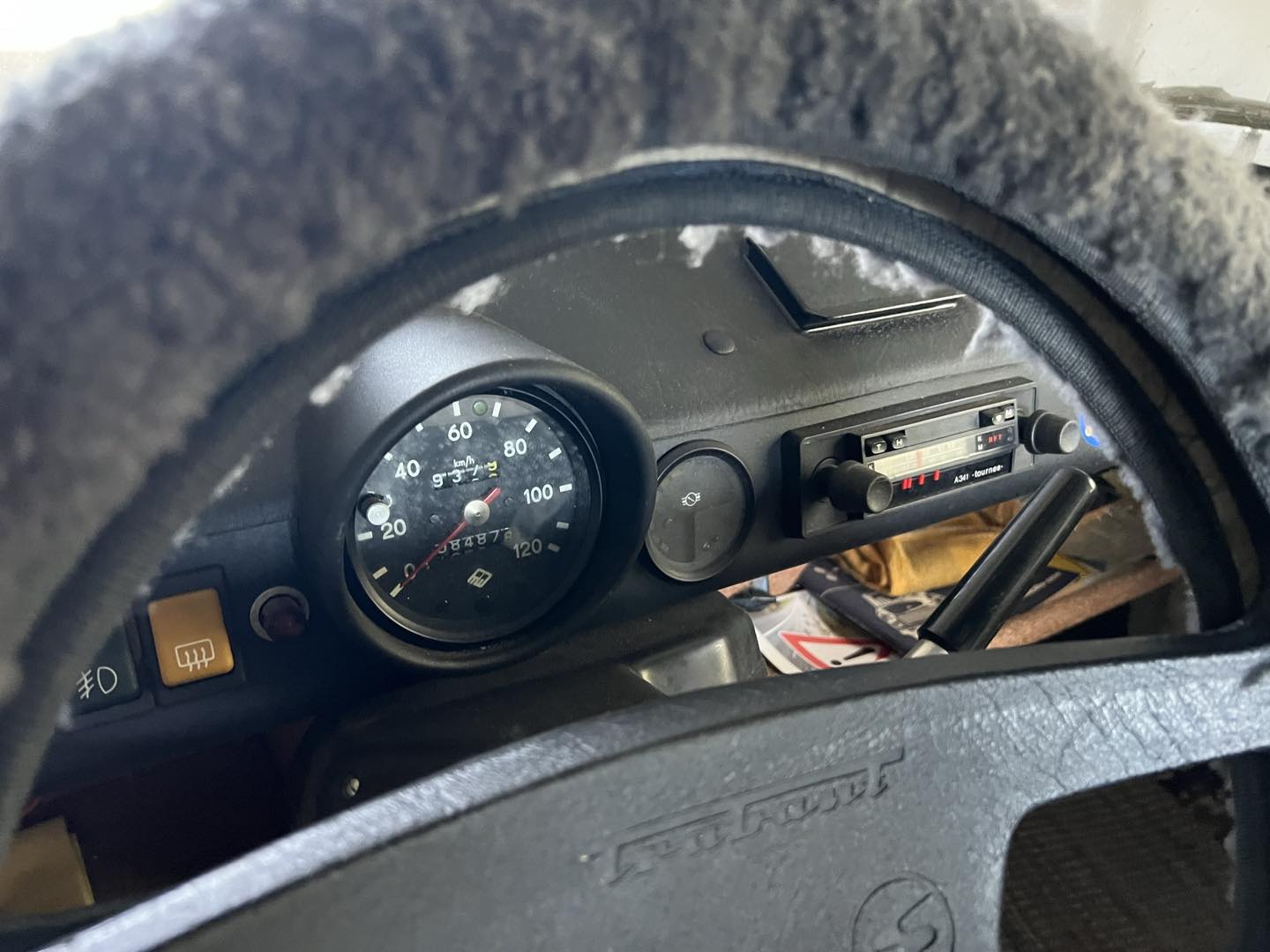 30 év után került elő egy Trabant a garázsból, a beltere maga az időutazás 2