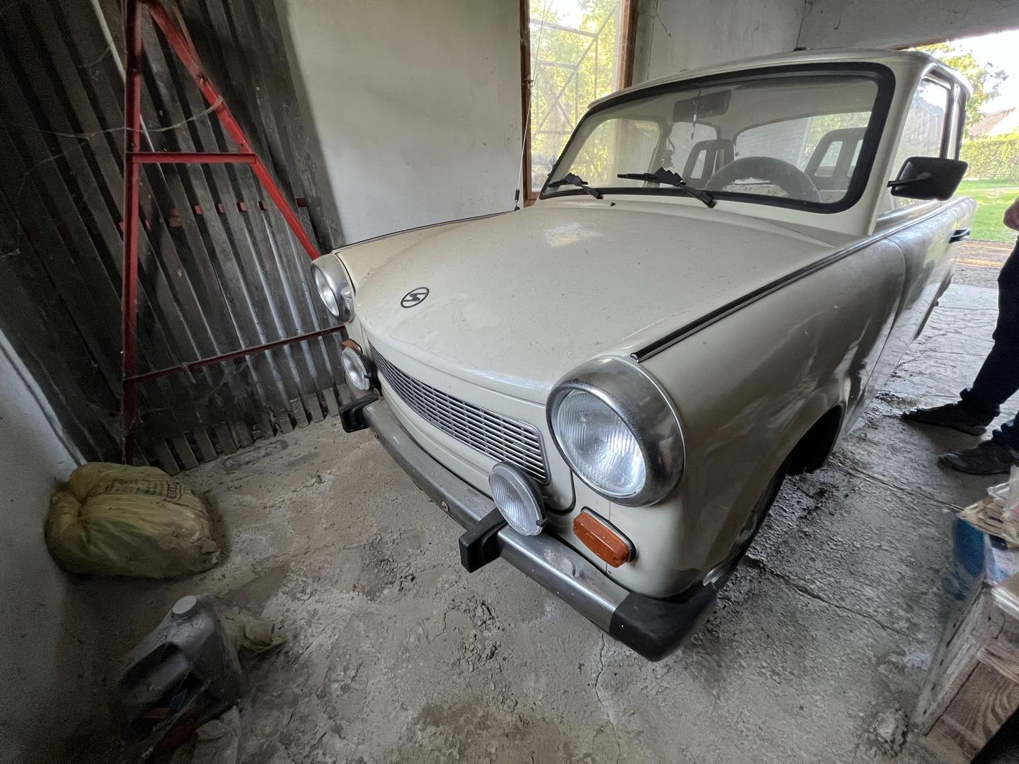 30 év után került elő egy Trabant a garázsból, a beltere maga az időutazás 1
