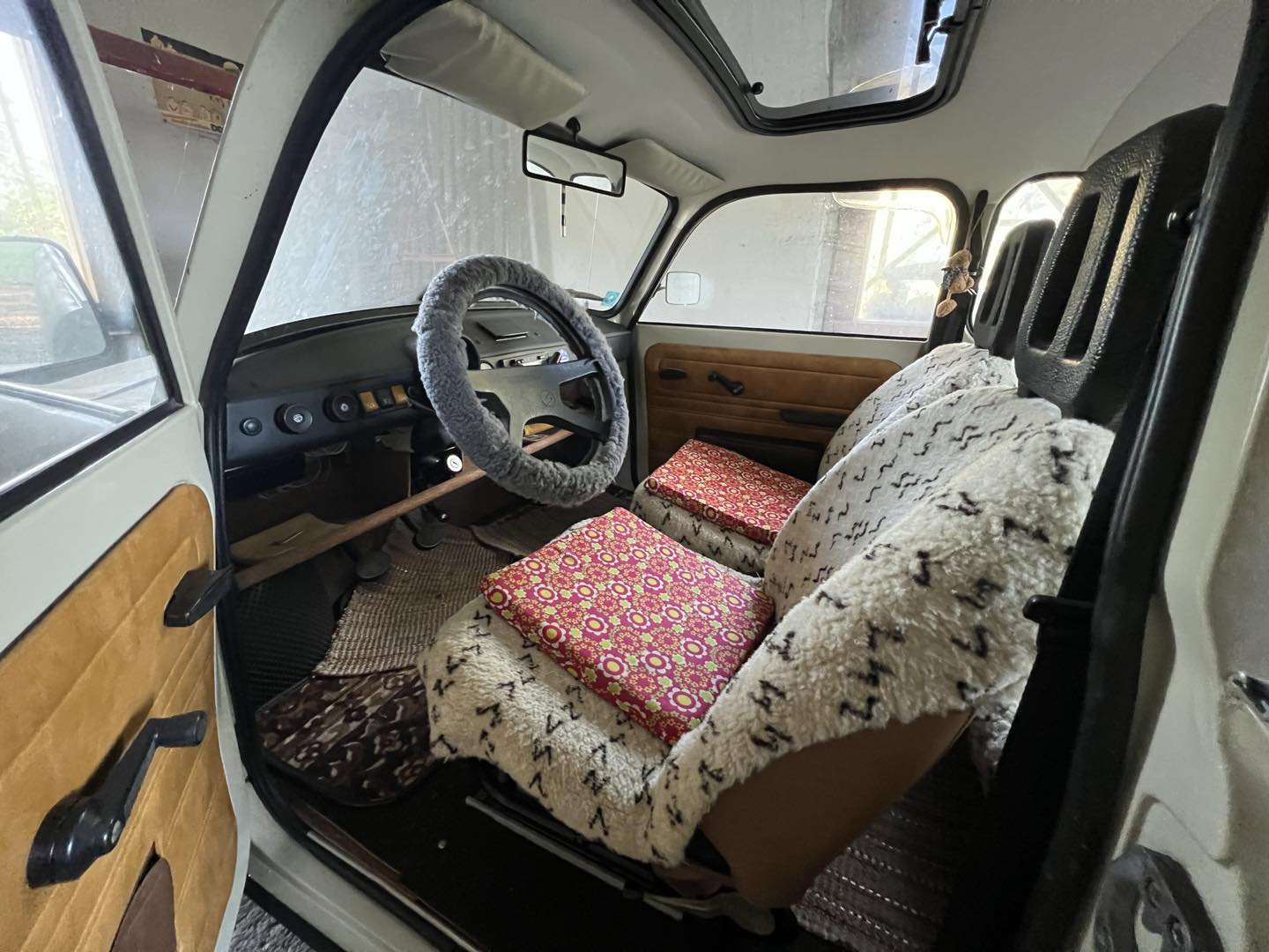 30 év után került elő egy Trabant a garázsból, a beltere maga az időutazás 3