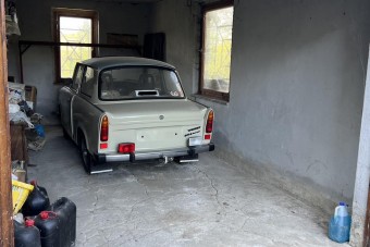 30 év után került elő egy Trabant a garázsból, a beltere maga az időutazás