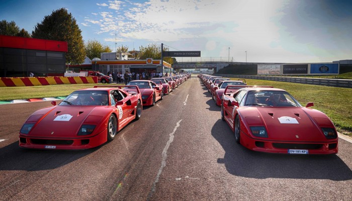 Így néz ki, amikor 28 milliárd forintnyi autó találkozik 3