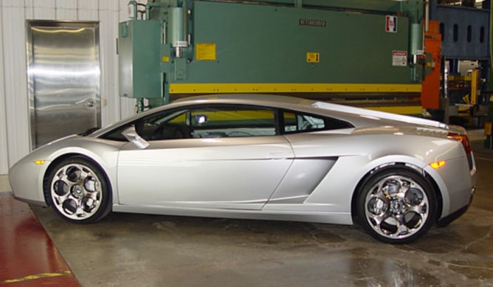 Ezzel a trükkel fért be a Lamborghinijébe a 2,16 méter magas kosárlegenda 1