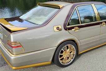 Eladó egy színarannyal futtatott bálna, a jóízlés határán túlról