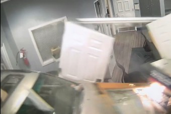 Autójával rontott be a rendőrségre, miközben bömbölt a Guns N’ Roses