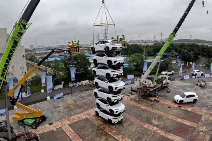 Autókból épített toronnyal reklámozza magát egy kínai gyártó 1