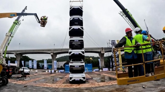 Autókból épített toronnyal reklámozza magát egy kínai gyártó 3