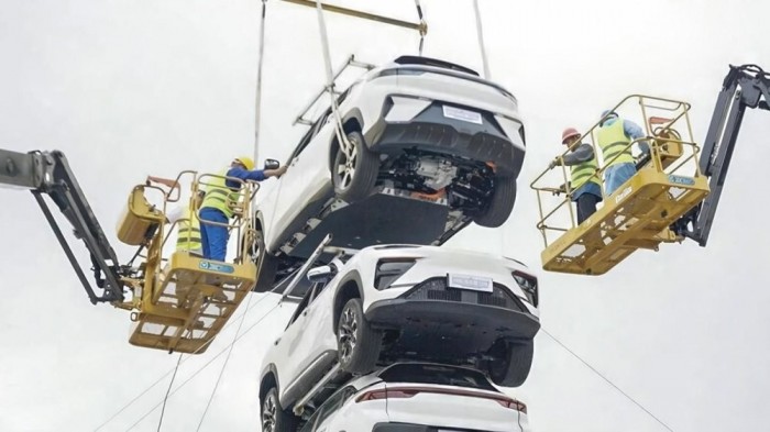 Autókból épített toronnyal reklámozza magát egy kínai gyártó 2