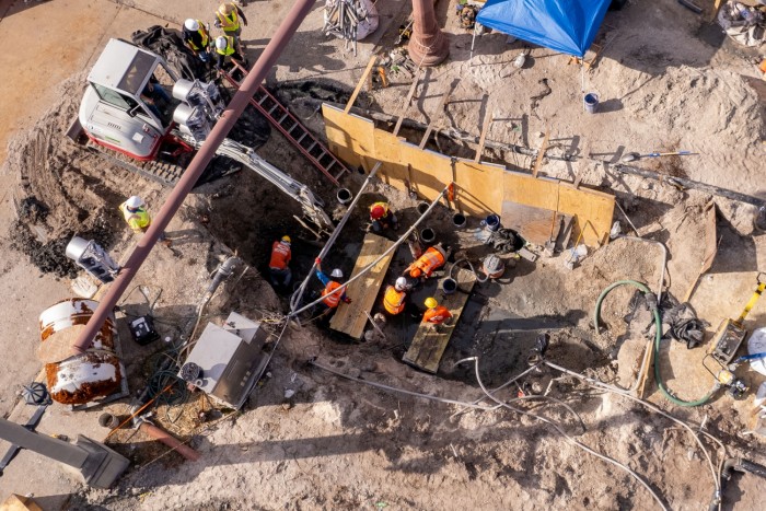 A történelem egy darabja került elő az út alól