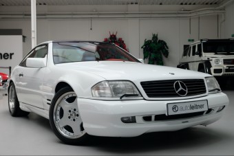 Meghökkentően színes beltér egy 1996-os Mercedesben, ráadásul gyári