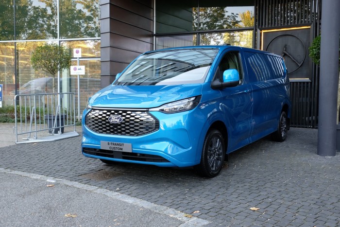 Gázolajtól a villanyig bármivel mehet ez a furgon 13