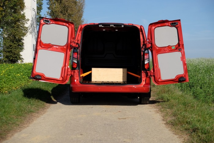 Gázolajtól a villanyig bármivel mehet ez a furgon 17