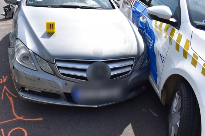 Öt év börtönt kapott az M2-esen korlátra kent mercis ámokfutó