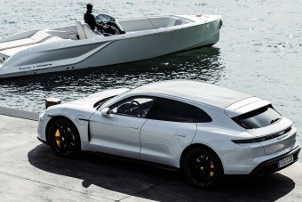 Vízre küldték a 220 milliós villany-Porschét