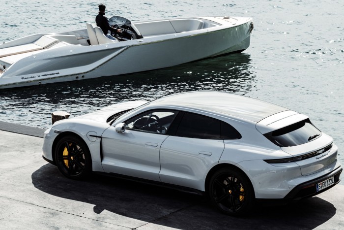 Vízre küldték a 220 milliós villany-Porschét