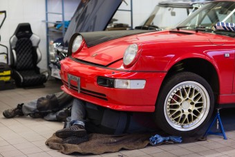 Fanatikusokkal kerestették meg az ellopott sportkocsit