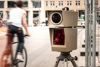 A bringásokat is sebességmérővel riogatják Németországban