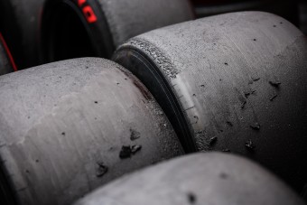 F1: Hivatalos, kötelező lesz a három gumicsere Katarban