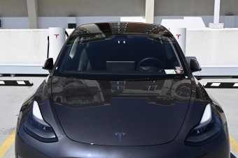Öt autót csalt ki a Teslától, egyikért sem fizetett