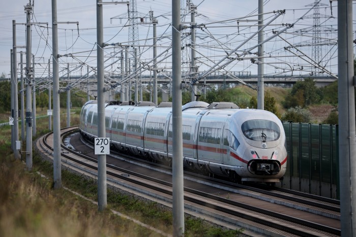 Itthon csak álom a világ másik felén 460-nal hasító vonat 5