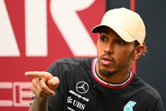 Hamilton drukkol az F1-be tartó csapatnak
