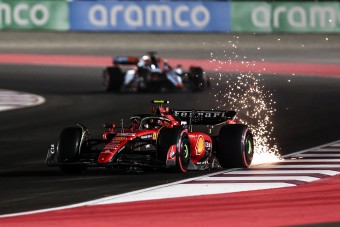F1: Változás a menetrendben, újabb edzést kapnak a pilóták