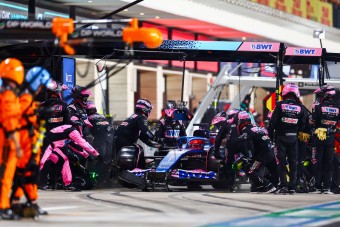 F1: Többen rosszul lettek, sisakba hányt egy pilóta a pokoli versenyen