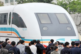 Itthon csak álom a világ másik felén 460-nal hasító vonat