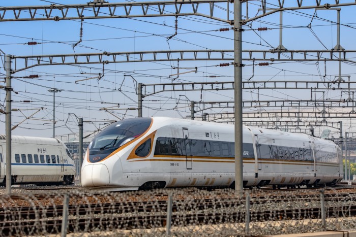 Itthon csak álom a világ másik felén 460-nal hasító vonat 4