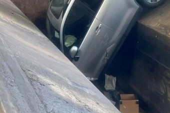 A szeméttel együtt az autóját is kukázta egy nő