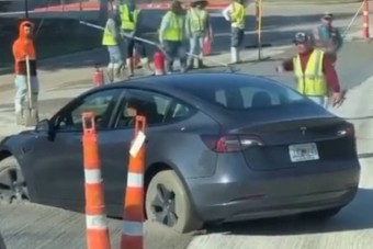 Friss betonba hajtott szerencsétlen sofőr, a munkás csak videózott