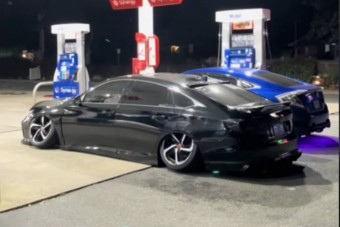 Ahogy ez a hondás tankolt, azt tátott szájjal nézték a benzinkutasok