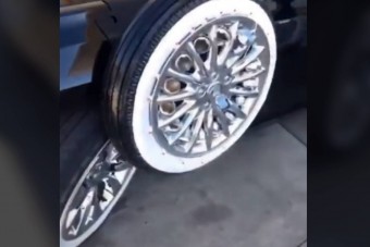 A hajunkat letettük, amikor megláttuk ennek a kocsinak a belsejét