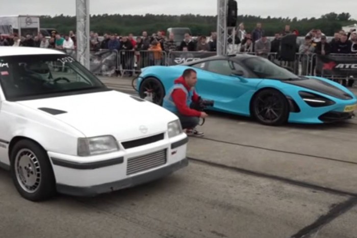 Kegyetlen látvány, ahogy az öreg Opel alázza a százmilliós gépeket