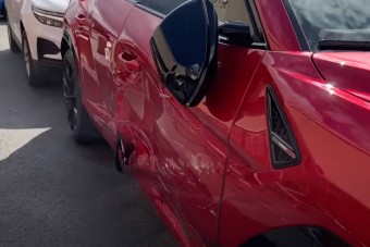 22 millió forintért javítják ki ezt az enyhének tűnő töréskárt, de az autó sem akármilyen