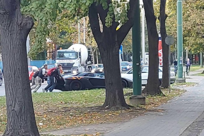 Lelkes srácok tolták a lerobbant Lamborghinit Szegeden